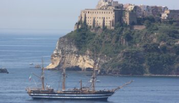 La nave Amerigo Vespucci torna nel Golfo di Napoli: il veliero saluta Procida