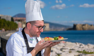 BaccalàRE en el paseo marítimo de Nápoles, el gran festival regresa con alta cocina, música y aperitivos.