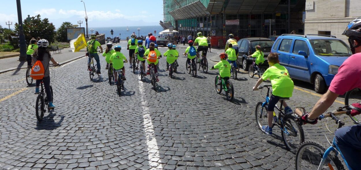 Children by bike in Naples