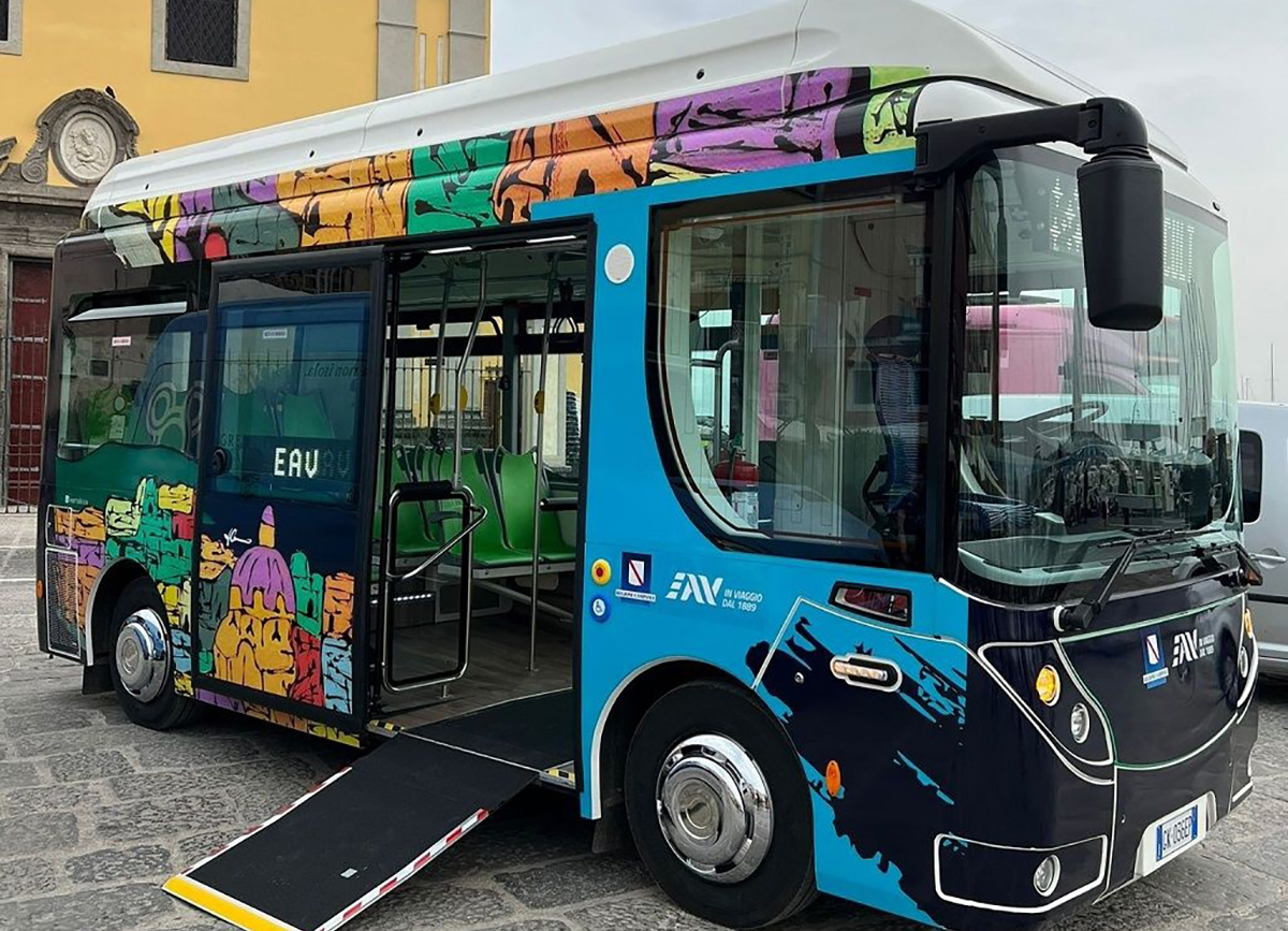 A Procida il primo bus elettrico EAV: i trasporti sono gratis su tutta l’isola