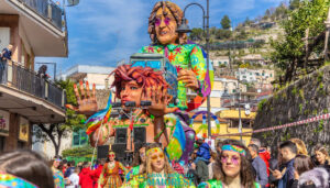 Der Große Karneval von Maiori kehrt mit einer großen Party und Paraden von allegorischen Wagen zurück