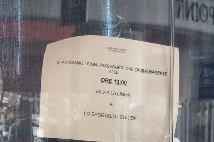 Signo de Capodichino en el mostrador de la tarjeta de identidad