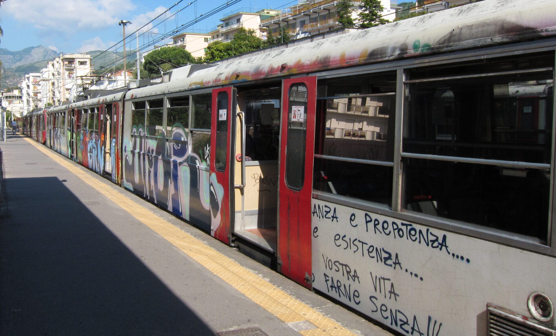 Circumvesuviana : toujours des problèmes avec les passages à niveau. Arrêt Striano/Sarno