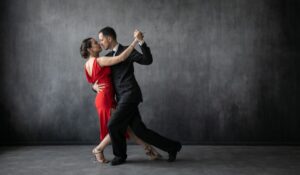 يقف زوجان من راقصي التانغو في حركة راقصة