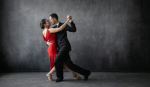 Couple de danseurs de tango posent dans un mouvement de danse