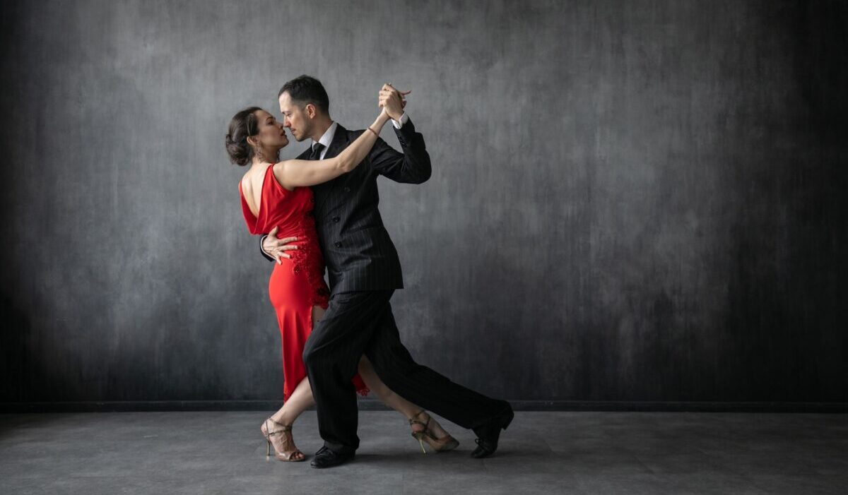Пара танцоров танго позируют в танцевальном движении