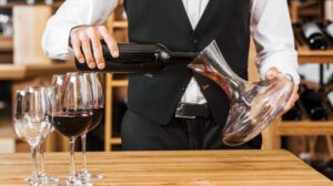 Sommelier gießt Wein ein