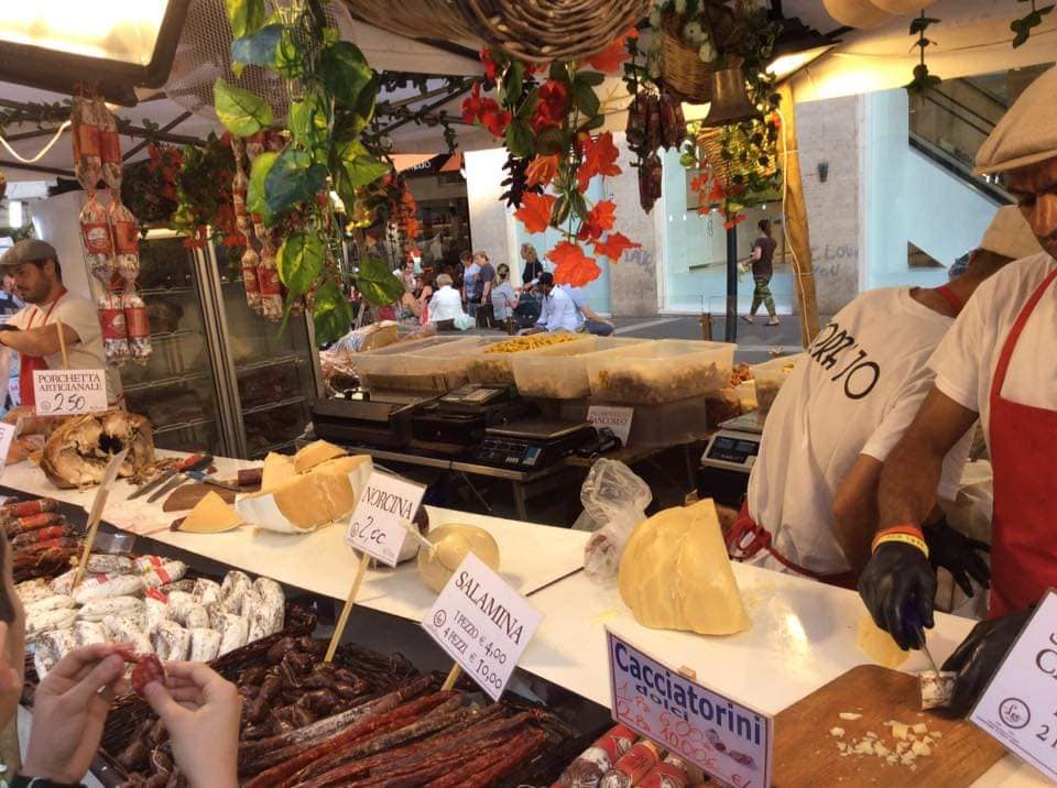 Stand DeGusta avec fromages