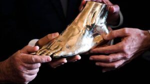 En Nápoles, el pie izquierdo de Maradona: una estatua monumental rinde homenaje a Diego