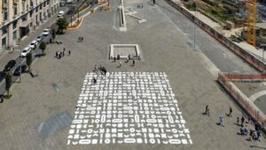 Graffito in Piazza Municipio in Naples: what is the large installation