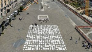Graffito in Piazza Municipio a Napoli: cos'è la grande installazione