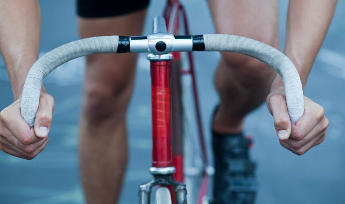 Mãos de ciclista e guidão