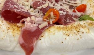 Auch die Pizza komplett aus Mozzarella kommt in Aversa an: die Mozzapizza