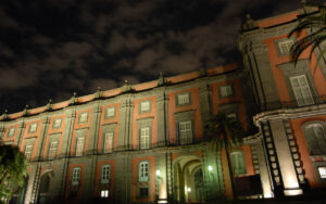 在那不勒斯的卡波迪蒙特博物馆晚上以 2 欧元的价格开放，有许多活动