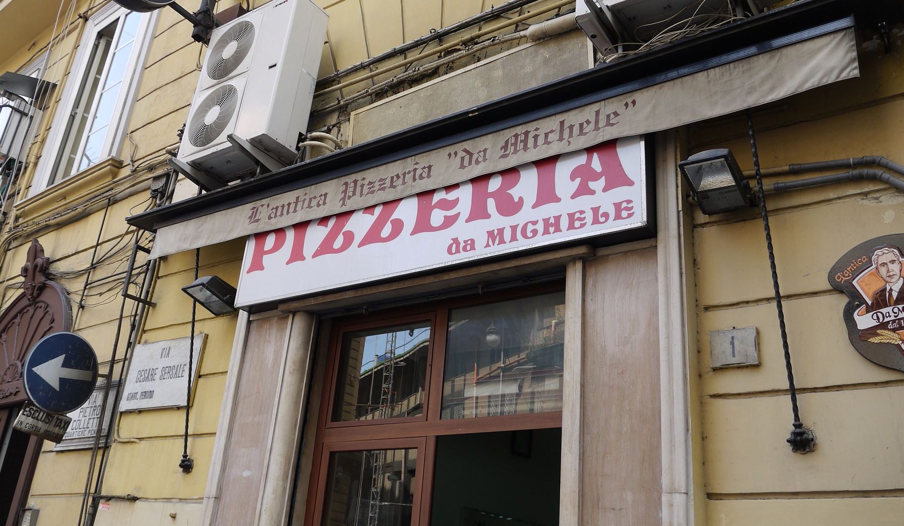 Pizzeria Da Michele, extérieur