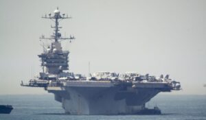 La portaerei Truman nel Golfo di Napoli: tanto stupore per l'imponente nave americana