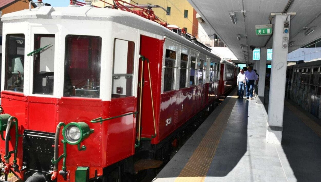 Eav inaugurates the Caruso Train, a historical Circumvesuviana train ...