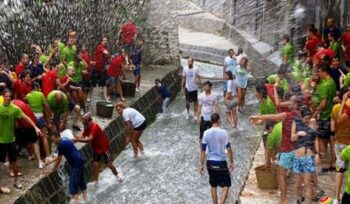 في Chiena a Campagna: يعود مهرجان المياه الكبير بالدلاء والمشي