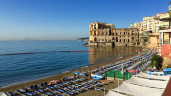 In Naples, limited number of free beaches: limited access to the beaches of Posillipo