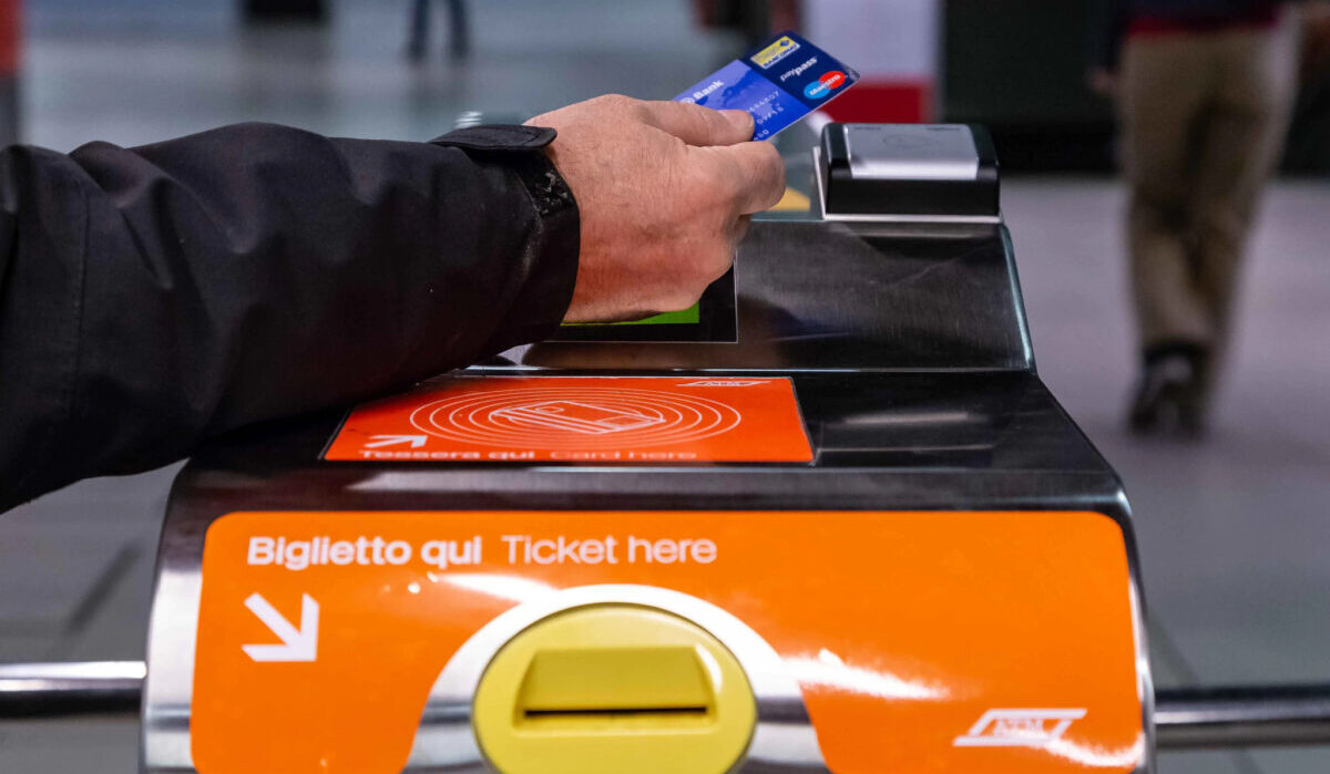 Stazioni ANM e EAV a Napoli: ora il biglietto si paga anche con il Bancomat