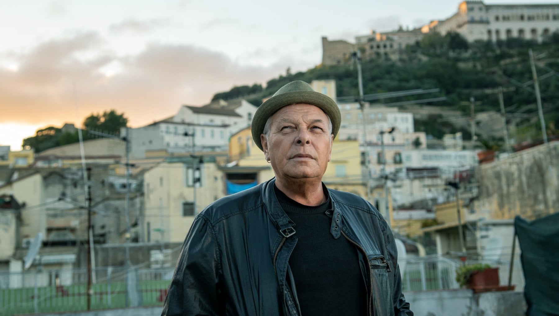 Enzo Gragnaniello en el Lido Varca d'Oro con el concierto por el mar en Varcaturo