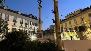 In Neapel wird die Galerie Navarra mit einem wunderschönen Garten auf der Piazza dei Martiri wiedereröffnet