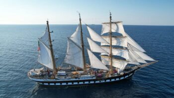 El barco Palinuro frente a la costa de Procida con una exposición: visitas gratuitas en el maravilloso velero