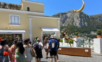 A Capri spunta l'Altalena con la Luna, la suggestiva scultura più fotografata dell'isola