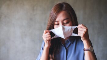 戴口罩的义务，政府的转变：在公共交通工具上是必要的