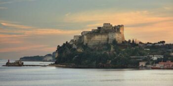 Musikfestival im Castello di Baia: kostenloses Konzert und magische Nacht mit der Kulisse des Golfs