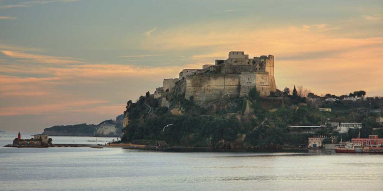 Castillo de la bahía por la noche