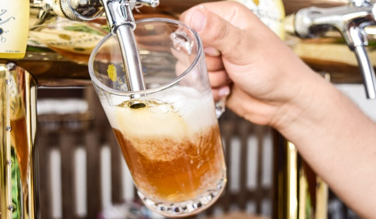 Bier im Krug in Salerno im Castello Arechi mit Verkostungen und dem Konzert von Neri Per Caso