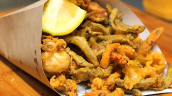 Сагра-дель-Маре-Флегреа в Монте-ди-Прочида, знаменитый фестиваль возвращается с множеством блюд из морепродуктов.