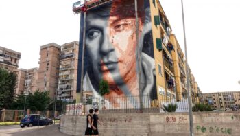 Wandbild von Jorit für Fabrizio De Andrè: das große Werk in Scampia