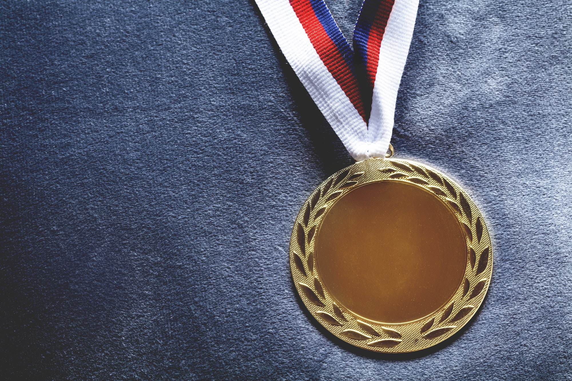 Médaille d'or sur coussin de velours. Jeux olympiques