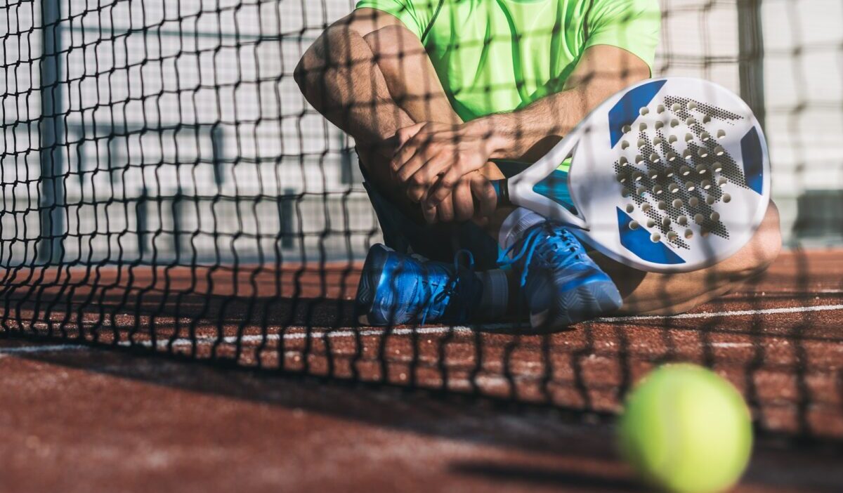 Mann, der Padel spielt