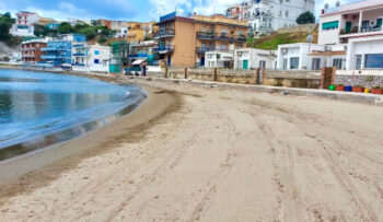 バーコリでは、マリーナグランデの無料のビーチがきれいに戻り、誰もが楽しめる