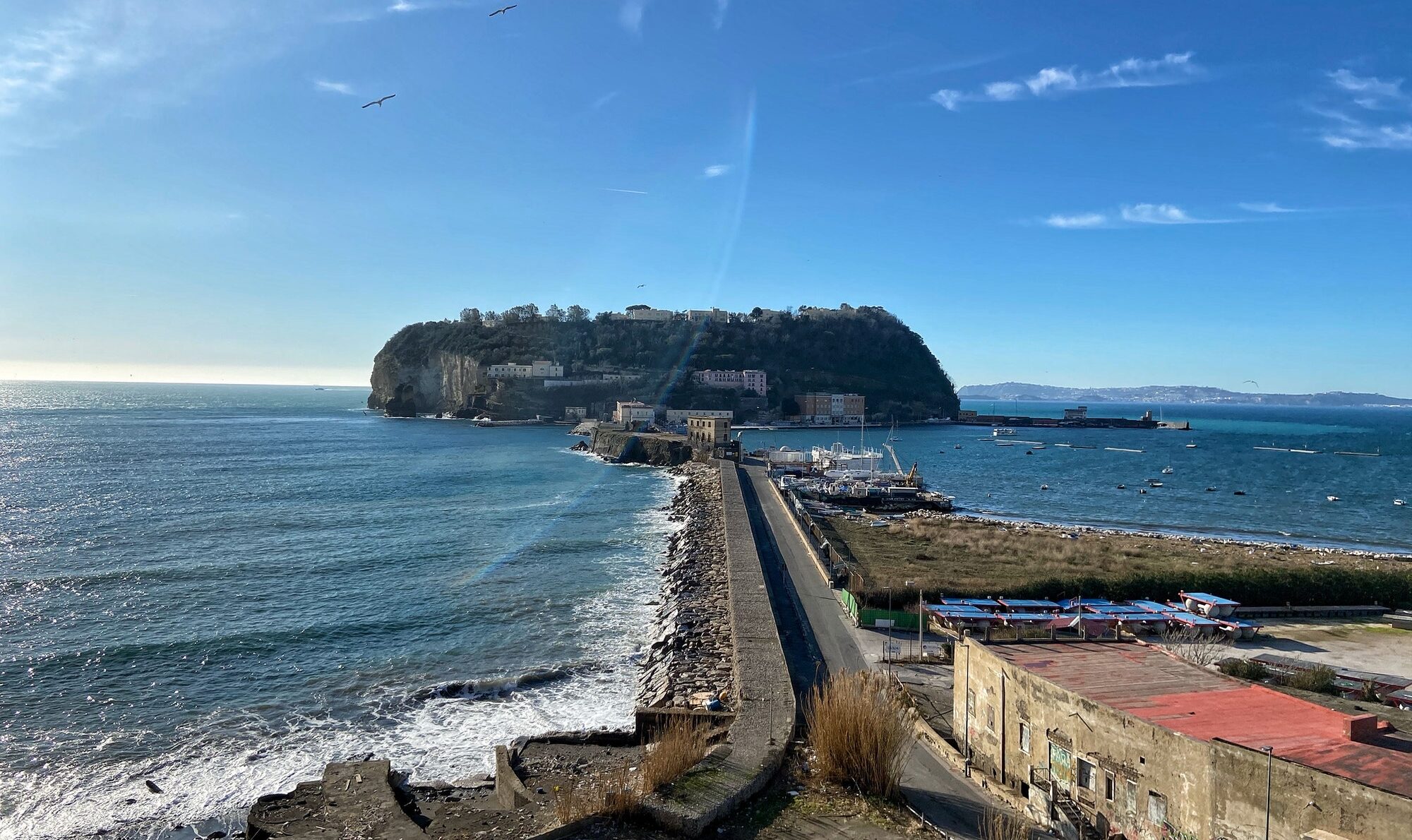 Isola di Nisida vista dalla costa