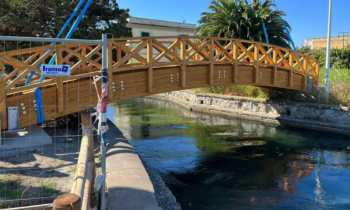 Pista ciclabile a Bacoli: finalmente montati i ponti in legno sul Lago Miseno