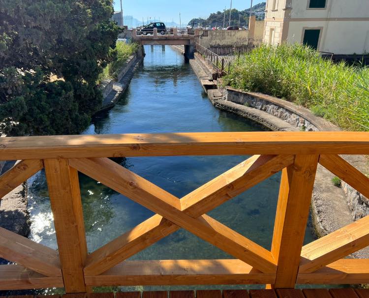 Pont en bois sur le lac Miseno