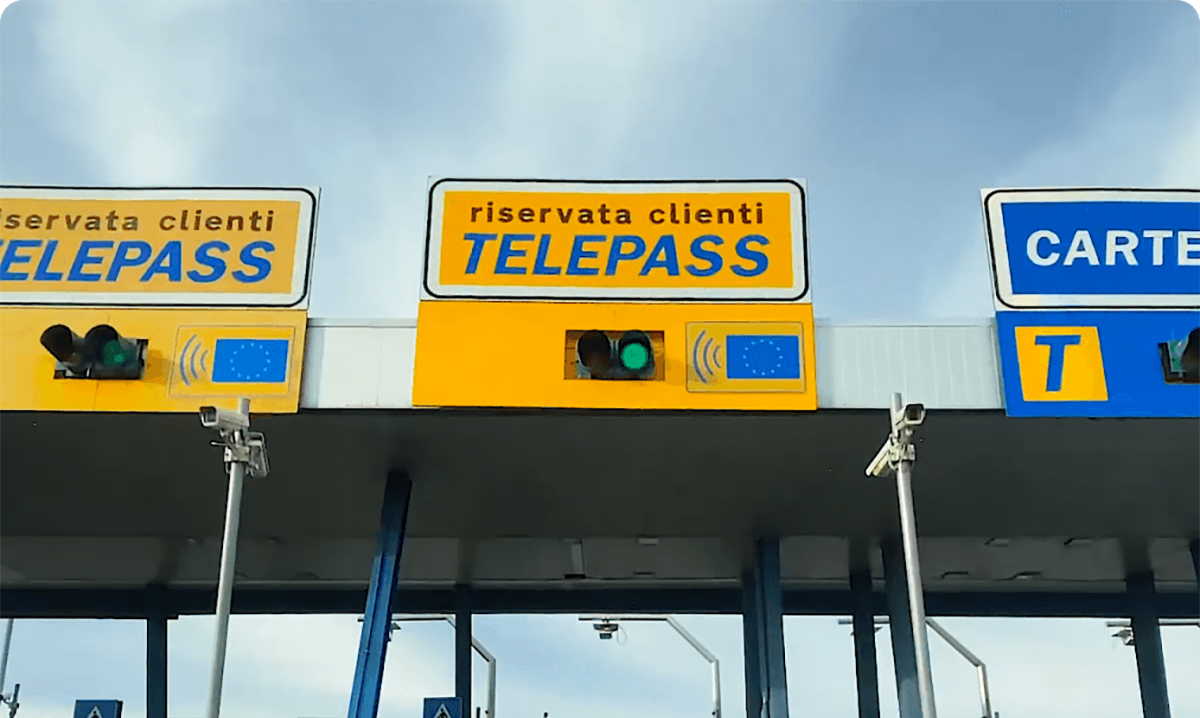 Estacionamento urbano em Nápoles: agora o estacionamento é pago com o Telepass