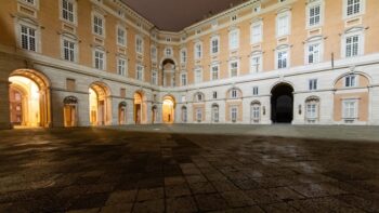 Kostenloses Freiluftkino im Königspalast von Caserta: Royal Visions mit den großen kampanischen Filmen