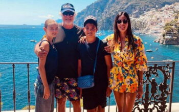 Flavio Briatore presenta per la prima volta la sua “famiglia allargata” in pubblico