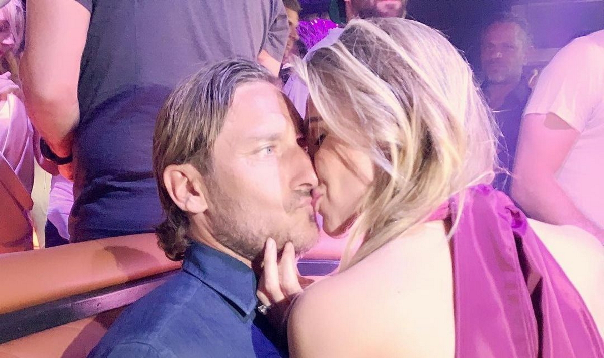 Francesco Totti et Ilary Blasi s'embrassent