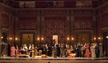Verdis La Traviata im San Carlo Theater in Neapel unter der Regie von Ferzan Ozpetek