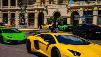 A Napoli e Sorrento la parata delle Lamborghini: arriva il più grande gruppo di collezionisti al mondo