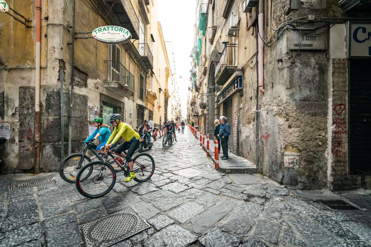 Ciclistas no centro de Nápoles