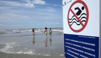 A Licola divieto di balneazione, l'acqua è inquinata: ecco qual è il tratto interdetto