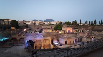 エルクラネウムの金曜日：活人画と光の遊びを伴う考古学公園への夜のガイド付き訪問