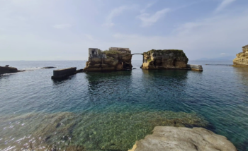شاطئ جايولا المجاني في نابولي: كيفية حجز الوصول